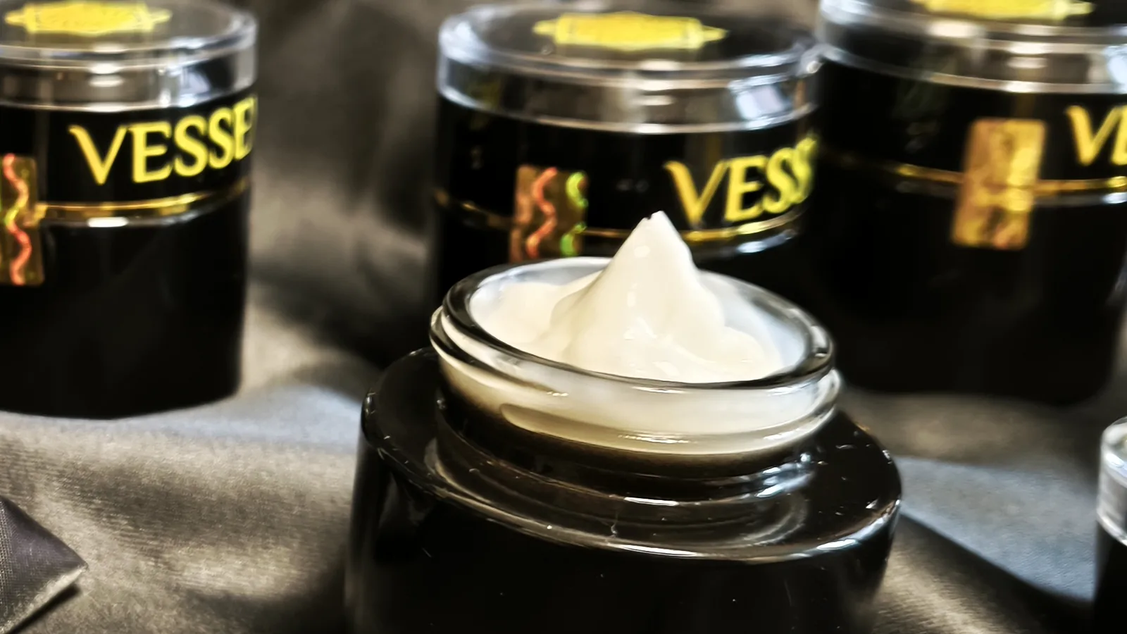 Open jar of LA CRÈME GRAND LARGE showing the rich white cream texture