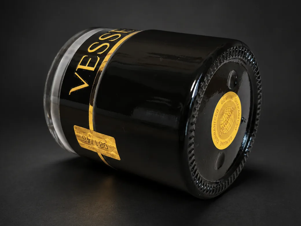 VESSENSE jar on its side showing the authenticity stamp on the base and the numbered seal