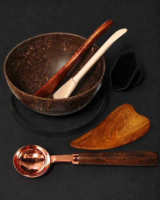 The complete VESSENSE LE RITUEL BLEU set — coconut bowl, measuring spoon, mixing spoon, spatula, sandalwood tool and cleansing pad