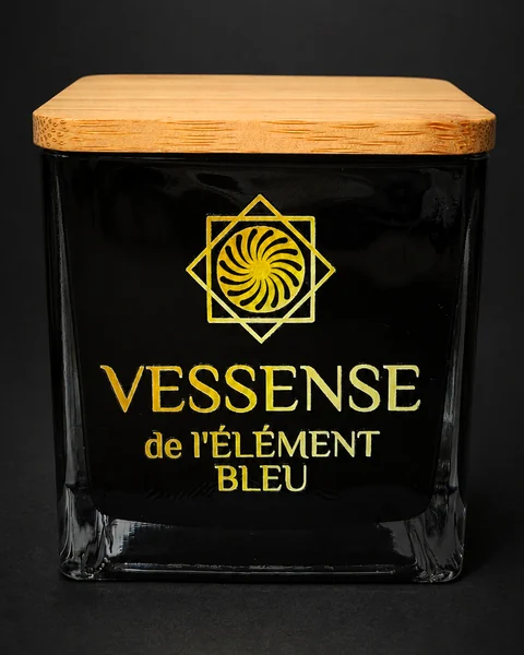 VESSENSE de l'ÉLÉMENT BLEU — square glass vessel with a natural wooden lid