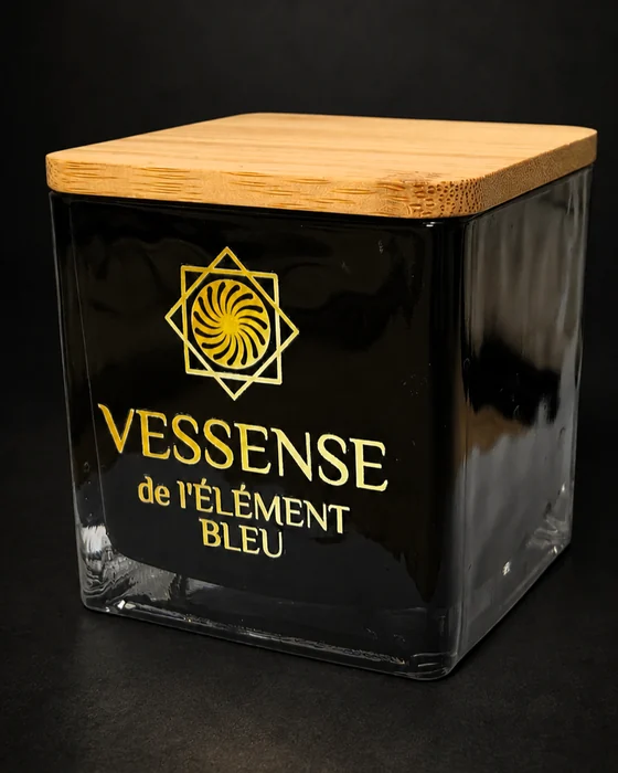 VESSENSE de l'ÉLÉMENT BLEU — square glass vessel with a natural wooden lid