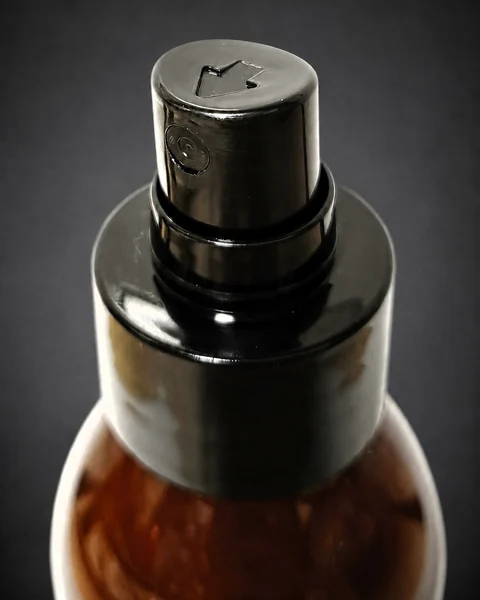 Black spray pump of VESSENSE LE VOILE GRAND LARGE in close-up